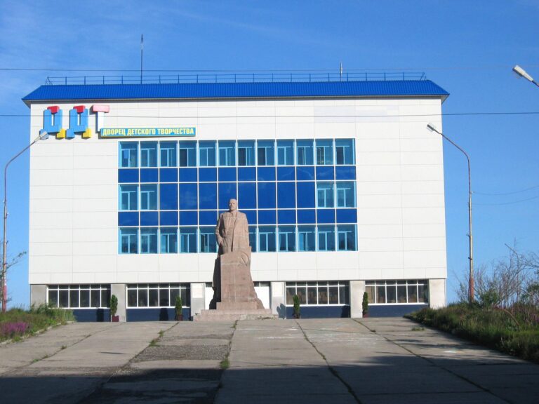 a large white building - File:Anadyr child creativity palace.jpg